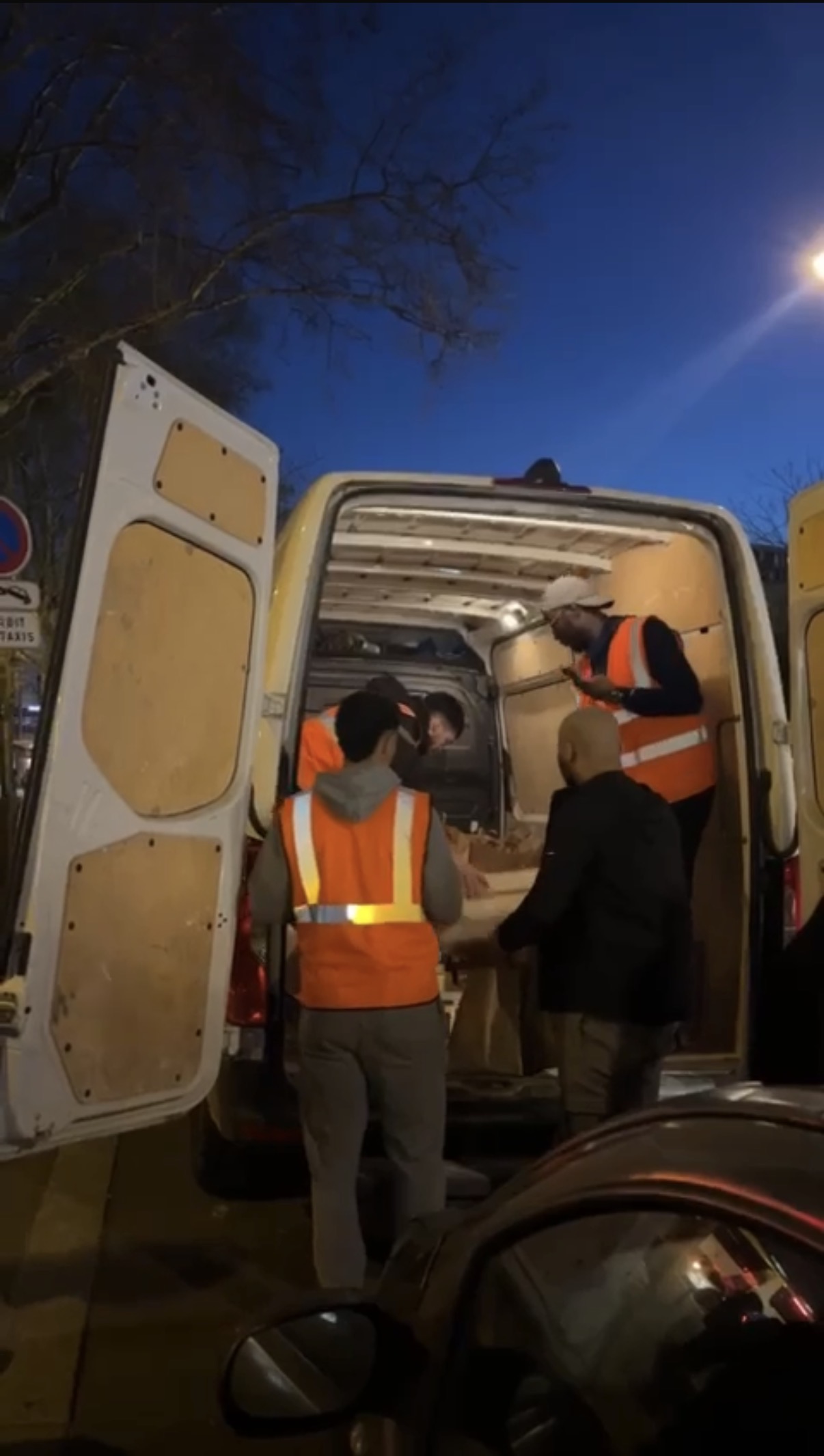 Des bénévoles chargent une camionnette avant une distribution.