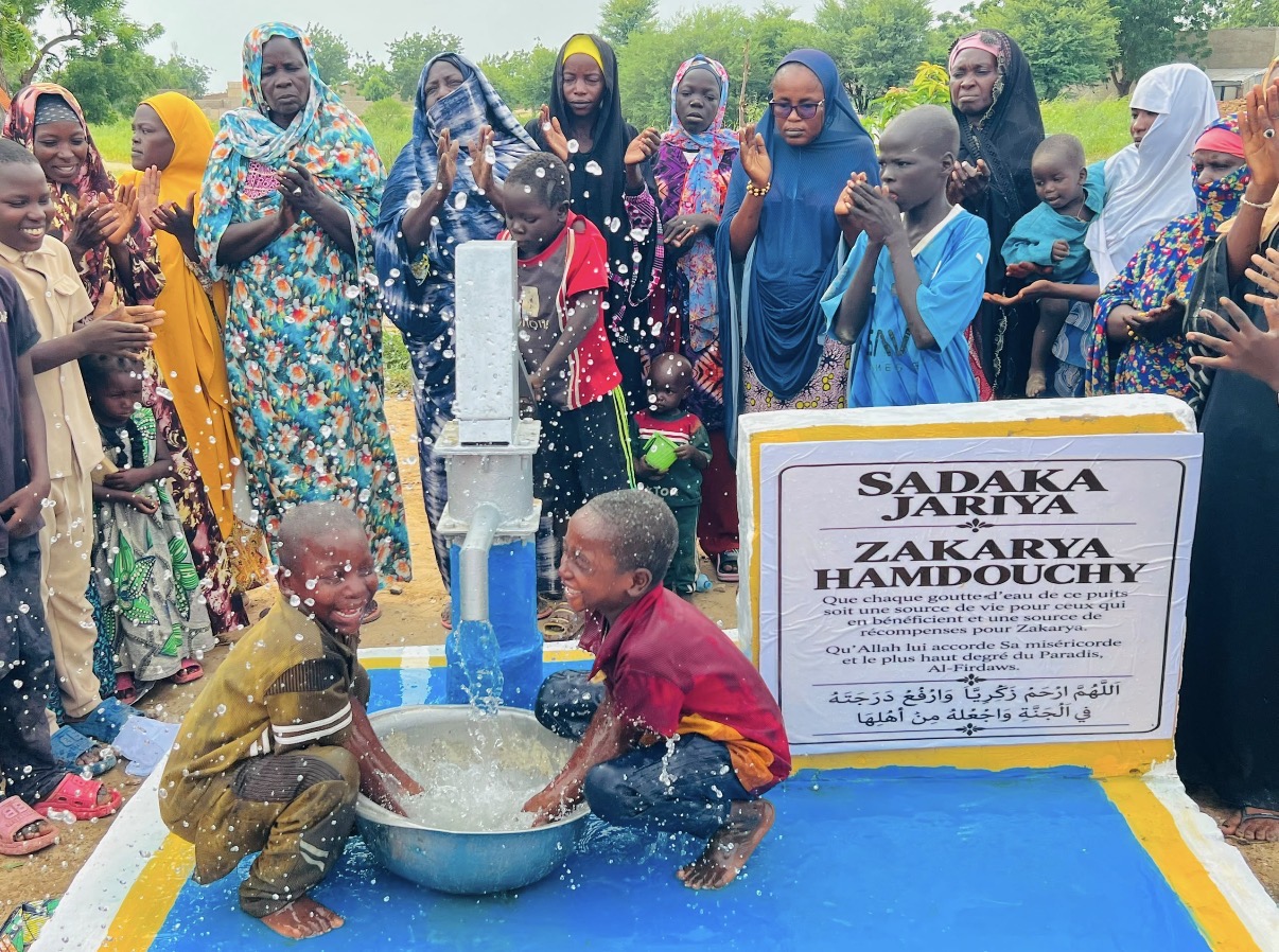 Un puits inauguré avec une plaque dédiée à Zakarya.