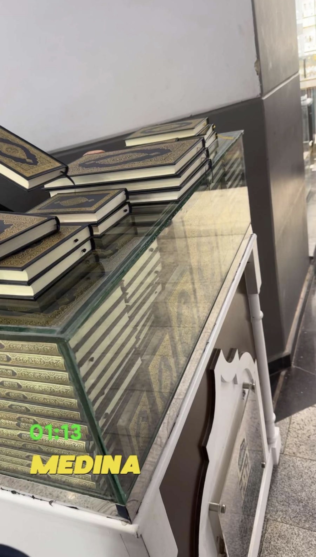 Des exemplaires du Coran présentés dans une vitrine à Médine.