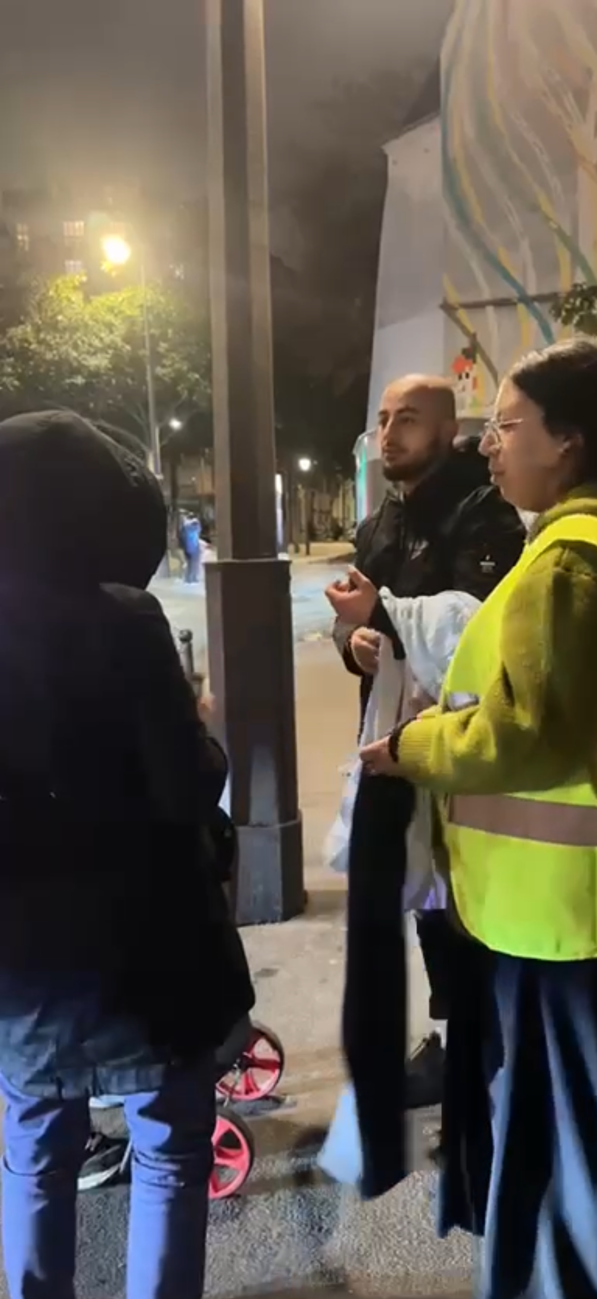 Une bénévole échange avec des habitants lors d’une action de rue.